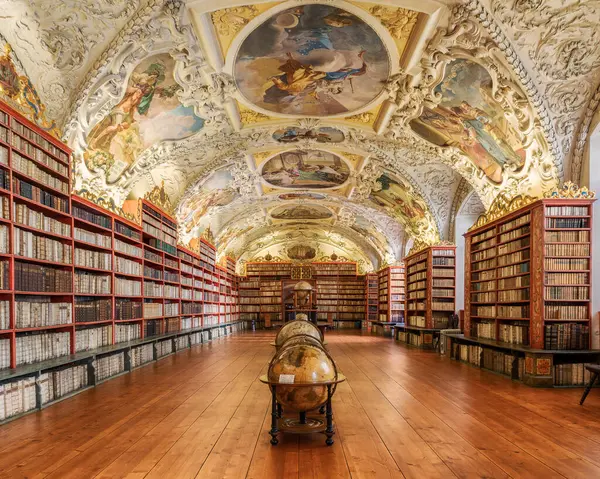 Prag 'daki Strahov Manastırı' nın kütüphanesinin içi.