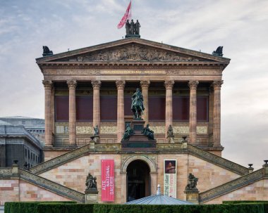 Berlin Almanya 'daki eski Ulusal Galeri Müzesi.