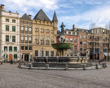 Aachen şehir merkezinde Charlemagne çeşmesi ile Pazar Meydanı