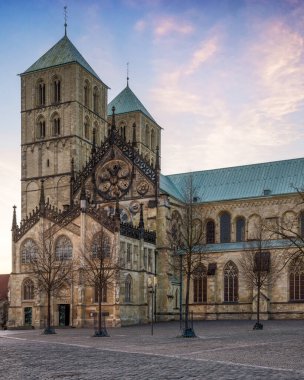 Gün batımında Beyefendinin Katedrali