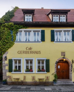 Eski Rothenburg ob der Tauber, Bavyera, Almanya 'daki güzel eski renkli binalar