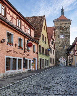 Eski Rothenburg ob der Tauber, Bavyera, Almanya 'daki güzel eski renkli binalar