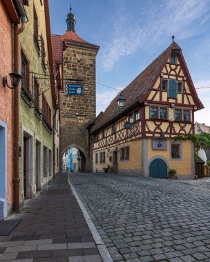 Eski Rothenburg ob der Tauber, Bavyera, Almanya 'daki güzel eski renkli binalar