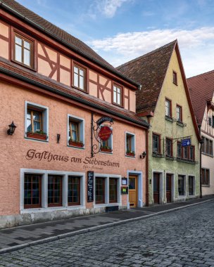 Eski Rothenburg ob der Tauber, Bavyera, Almanya 'daki güzel eski renkli binalar