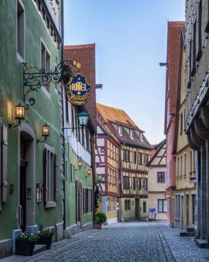 Eski Rothenburg ob der Tauber, Bavyera, Almanya 'daki güzel eski renkli binalar
