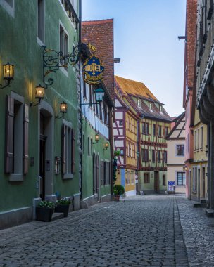 Eski Rothenburg ob der Tauber, Bavyera, Almanya 'daki güzel eski renkli binalar