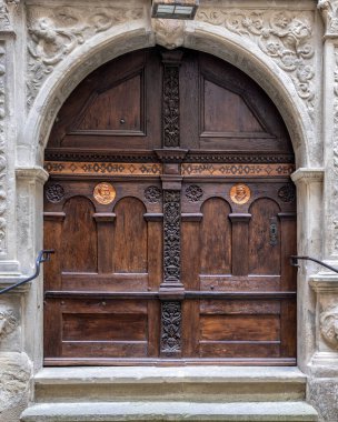 Rothenburg ob der Tauber, Bavyera, Almanya 'nın eski belediye binasının ön cephesinde etkileyici eski ahşap kapı.