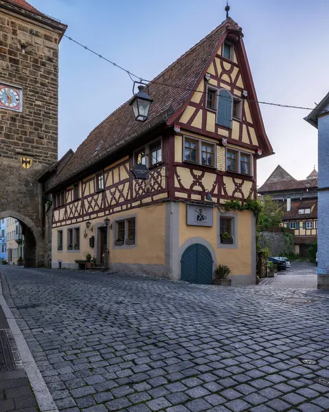 Eski Rothenburg ob der Tauber, Bavyera, Almanya 'daki güzel eski renkli binalar