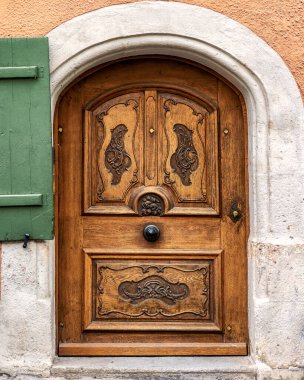 Eski bir evin ahşap kapısı 