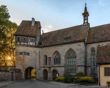Eski Rothenburg ob der Tauber kasabasındaki St. Wolfgang Kilisesi.