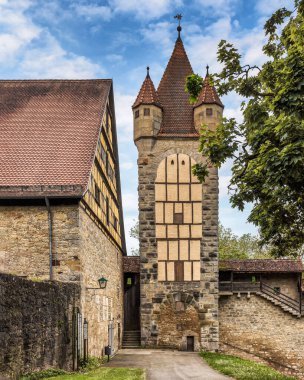 Rothenburg ob der Tauber, Bavyera, Almanya 'da şehir duvarındaki alışılmadık Stoeberlein Kulesi