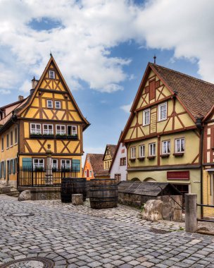 Eski Rothenburg ob der Tauber kasabasındaki renkli yarı ahşap binaları ve Weier Tower ile Plnlaein 'in romantik ve huzurlu manzarası.