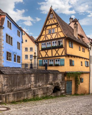 Eski Rothenburg ob der Tauber kasabasındaki renkli yarı ahşap binaları ve Weier Tower ile Plnlaein 'in romantik ve huzurlu manzarası.