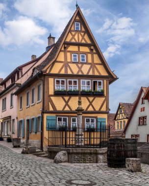 Eski Rothenburg ob der Tauber kasabasındaki renkli yarı ahşap binaları ve Weier Tower ile Plnlaein 'in romantik ve huzurlu manzarası.