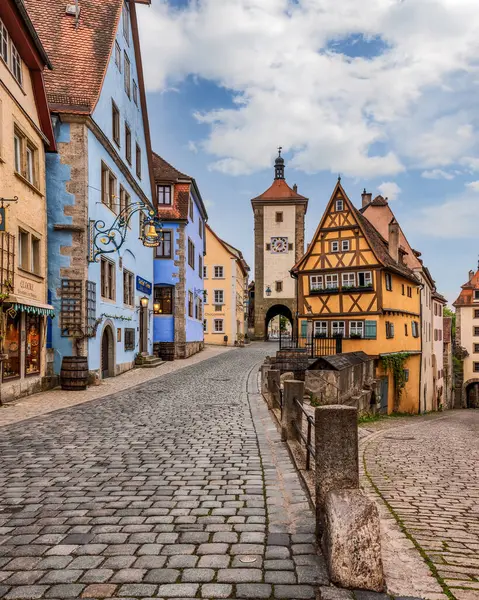 Eski Rothenburg ob der Tauber kasabasındaki renkli yarı ahşap binaları ve Weier Tower ile Plnlaein 'in romantik ve huzurlu manzarası.