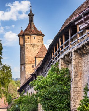 Rothenburg ob der Tauber, Bavyera 'da arka planda Klingon Kulesi olan ortaçağ şehir duvarı, Almanya