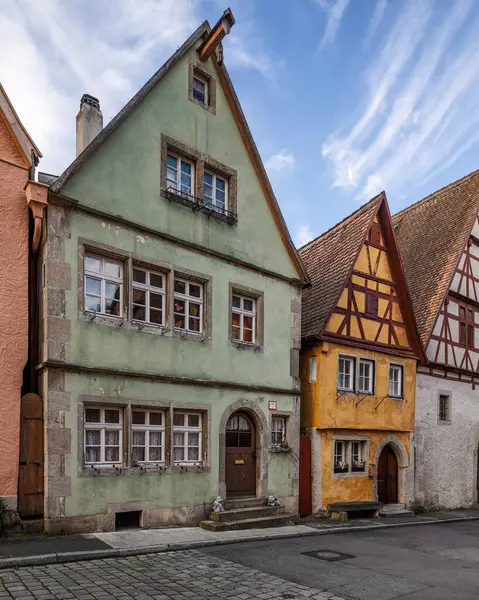 Eski Rothenburg ob der Tauber kasabasının eski sokağındaki renkli evler, Almanya, Bavyera