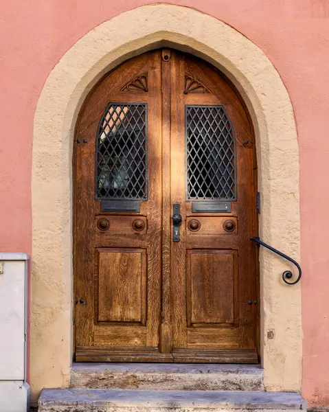 Eski Rothenburg ob der Tauber kasabasındaki eski kahverengi kapı.