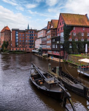Almanya 'nın Lneburg şehrinde eski binalar ve kanallar