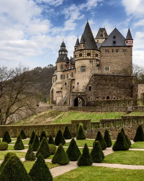 Burresheim Şatosu, Almanya 'nın Rheinland-Pfalz eyaletinde yer alan bir ortaçağ kalesidir. Brresheim Kalesi, Eifel bölgesinde hiç yok edilmemiş bir kaledir.. 