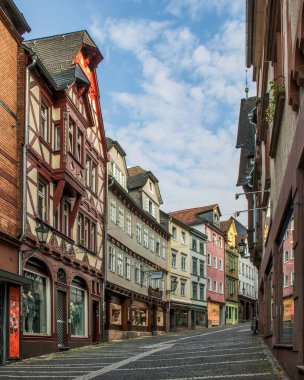Ortaçağ Alman kasabası Marburg ve tipik yarı ağaçlı binaları