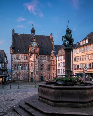 Ortaçağ Alman kasabası Marburg ve tipik yarı ağaçlı binaları