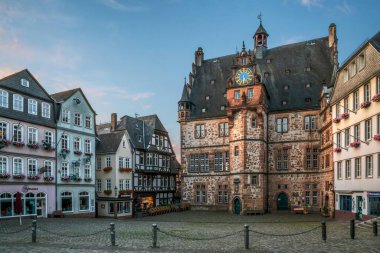 Ortaçağ Alman kasabası Marburg ve tipik yarı ağaçlı binaları