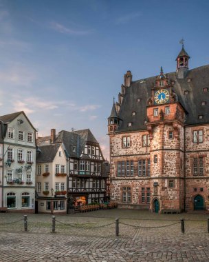 Ortaçağ Alman kasabası Marburg ve tipik yarı ağaçlı binaları