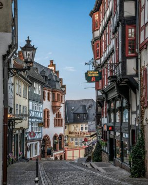 Ortaçağ Alman kasabası Marburg ve tipik yarı ağaçlı binaları