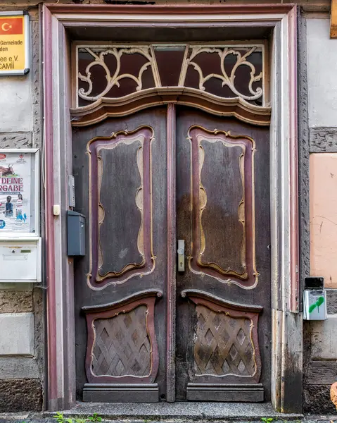 Duvardaki eski ahşap kapı