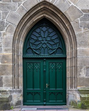 Eski binada eski bir kapı