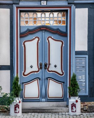 Eski binada eski bir kapı