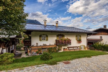 Almanya 'nın Bavyera kentindeki Garmisch köyündeki güzel ev.