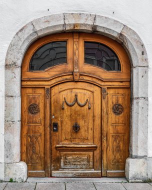 Eski Fussen, Bavyera, Almanya 'daki eski ahşap kapı