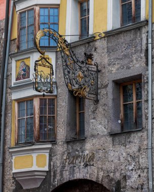 Avusturya 'nın eski Innsbruck kasabasındaki zarif ve güzel mimari.