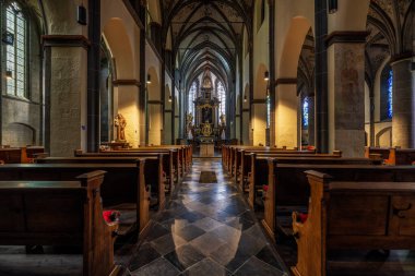 St. Kornelius Kilisesi 'nin güzel iç mimarisi ve muhteşem süslemeleri.