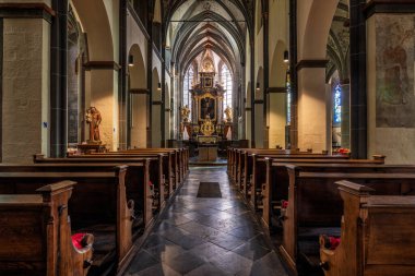 St. Kornelius Kilisesi 'nin güzel iç mimarisi ve muhteşem süslemeleri.