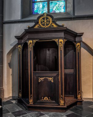 St. Kornelius Kilisesi 'nin güzel iç mimarisi ve muhteşem süslemeleri.