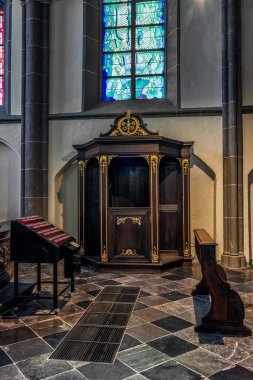 St. Kornelius Kilisesi 'nin güzel iç mimarisi ve muhteşem süslemeleri.