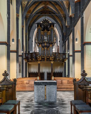 St. Kornelius Kilisesi 'nin güzel iç mimarisi ve muhteşem süslemeleri.