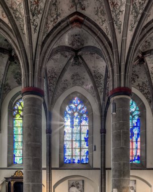 St. Kornelius Kilisesi 'nin güzel iç mimarisi ve muhteşem süslemeleri.