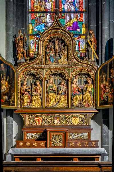 St. Kornelius Kilisesi 'nin güzel iç mimarisi ve muhteşem süslemeleri.
