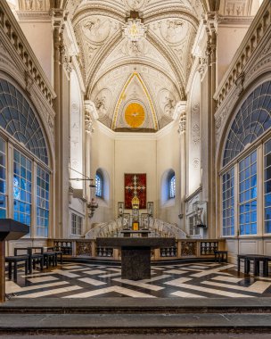 Eski Duesseldorf, NRW, Almanya 'daki Sankt Andreas Kilisesi' nin güzel iç mekanı.