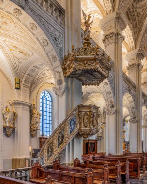 Eski Duesseldorf, NRW, Almanya 'daki Sankt Andreas Kilisesi' nin güzel iç mekanı.
