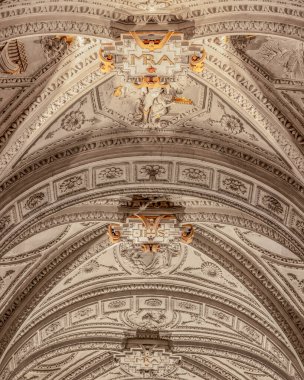 Eski Duesseldorf, NRW, Almanya 'daki Sankt Andreas Kilisesi' nin güzel iç mekanı.