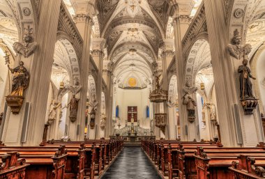 Eski Duesseldorf, NRW, Almanya 'daki Sankt Andreas Kilisesi' nin güzel iç mekanı.