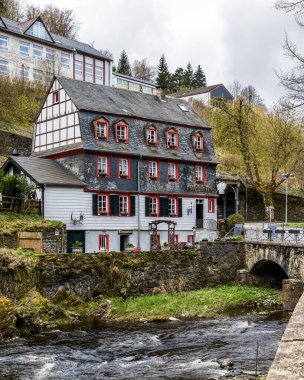 Almanya 'nın NRW kentindeki ortaçağ peri masalı Monschau' nun görkemli ve görkemli mimarisi.
