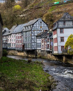 Almanya 'nın NRW kentindeki ortaçağ peri masalı Monschau' nun görkemli ve görkemli mimarisi.