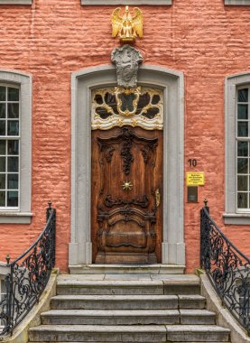 Almanya 'nın NRW kentindeki ortaçağ peri masalı Monschau' nun görkemli ve görkemli mimarisi.