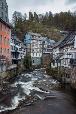 Almanya 'nın NRW kentindeki ortaçağ peri masalı Monschau' nun görkemli ve görkemli mimarisi.